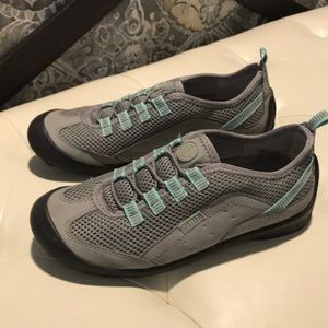 JBU Tacoma Size 6 Ladies slip on sneaker